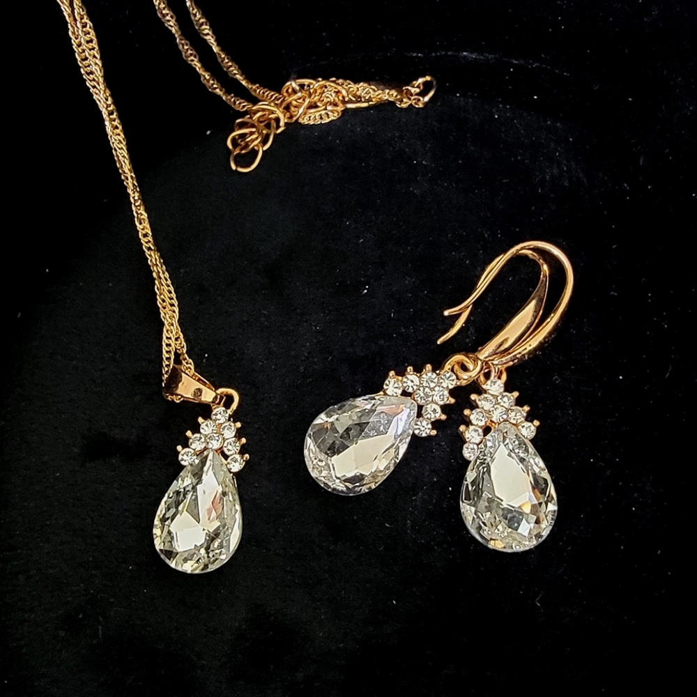 👾
NWT Gold Diamond Necklace, Earrings Set
